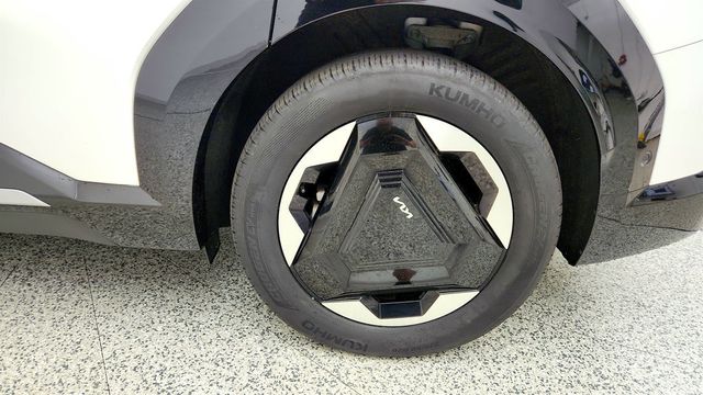 2024 Kia EV9 Land AWD w/ Relaxation Package - 23075489 - 8