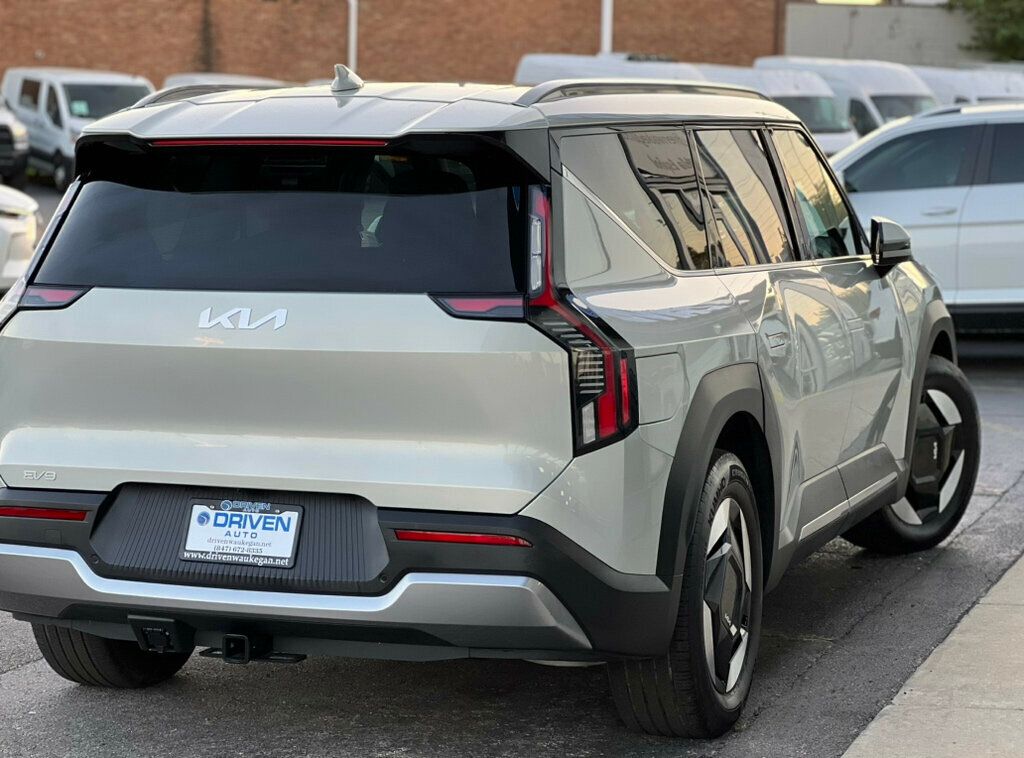 2024 Kia EV9 Wind AWD photo 2