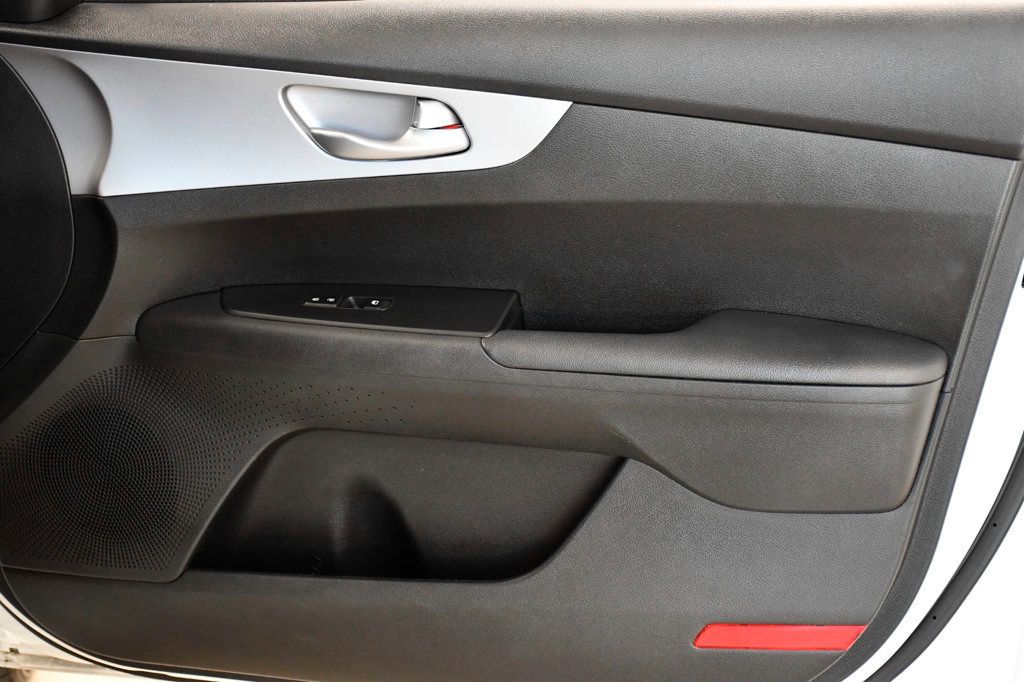 2024 Kia Forte LXS IVT - 23018203 - 17