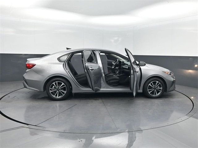 2024 Kia Forte LXS IVT - 22962203 - 35