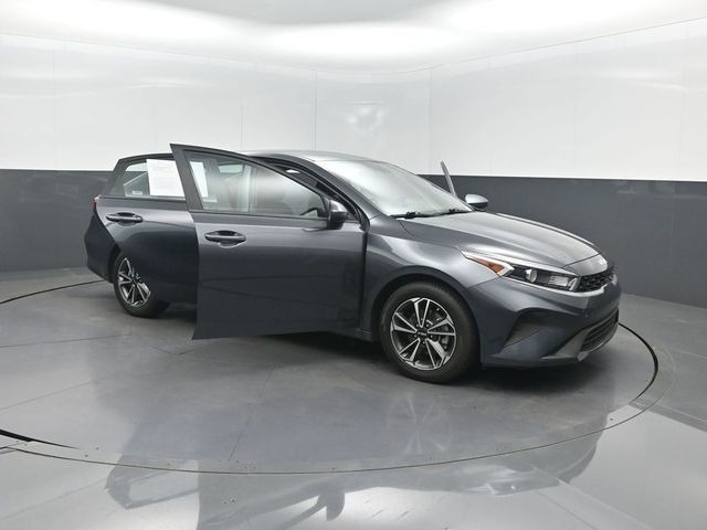 2024 Kia Forte LXS IVT - 23017073 - 35