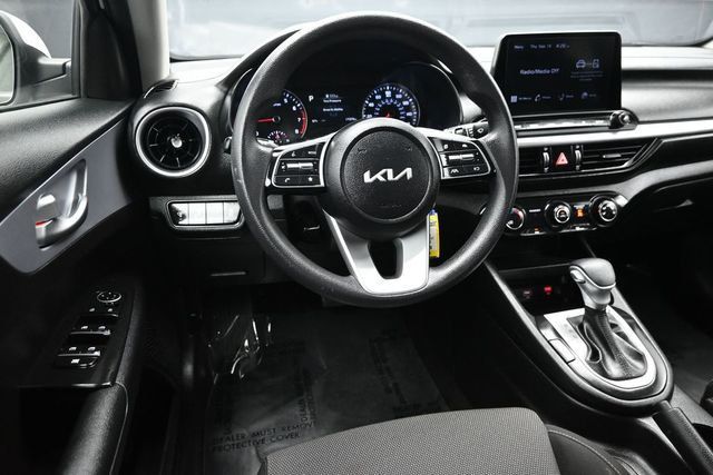 2024 Kia Forte LXS IVT - 23057156 - 13
