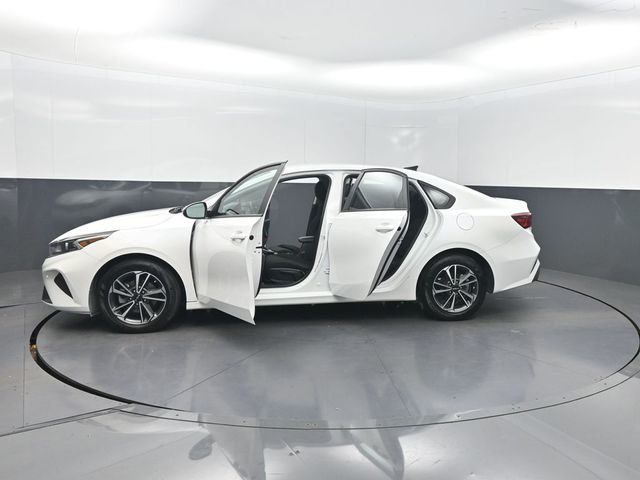 2024 Kia Forte LXS IVT - 23057156 - 36