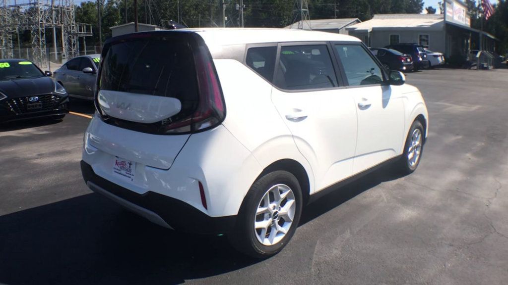 2024 Kia Soul LX photo 8
