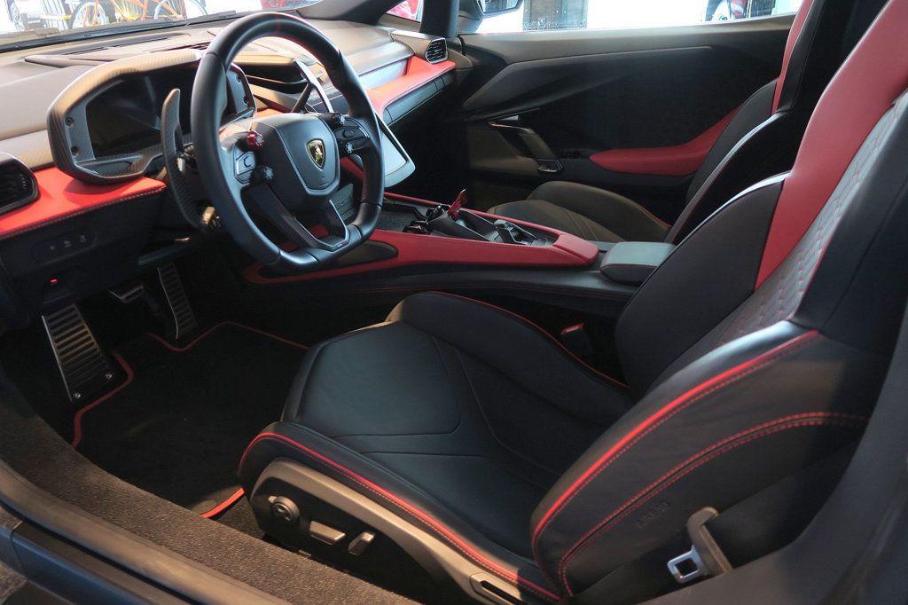2024 Lamborghini Revuelto photo 10