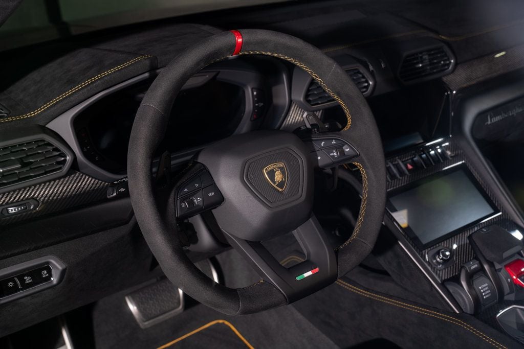 Lamborghini URUS photo 10