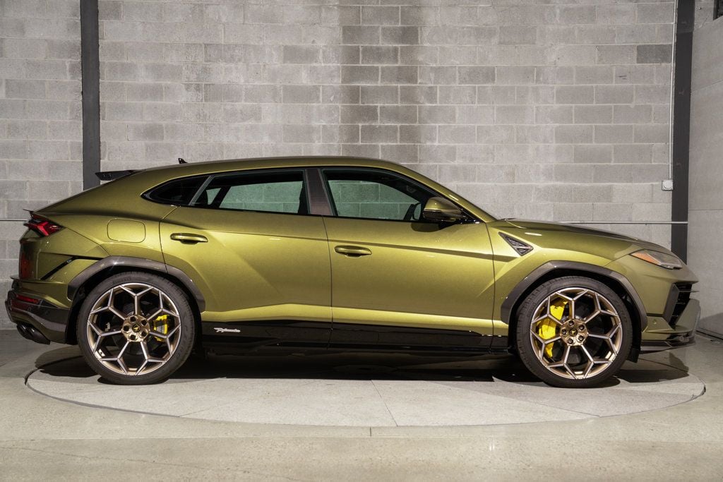 Lamborghini URUS photo 2