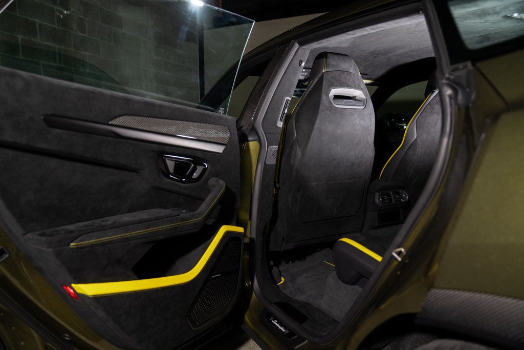 Lamborghini URUS photo 24