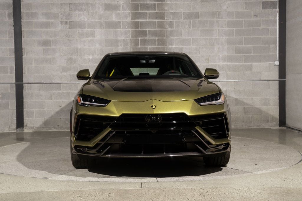 Lamborghini URUS photo 3