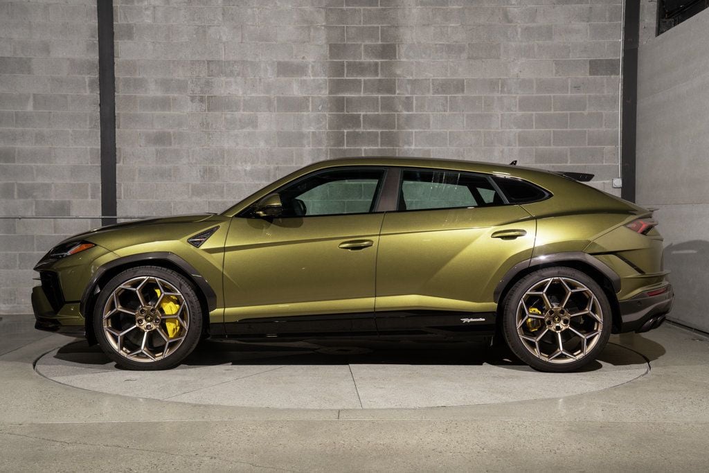 Lamborghini URUS photo 4