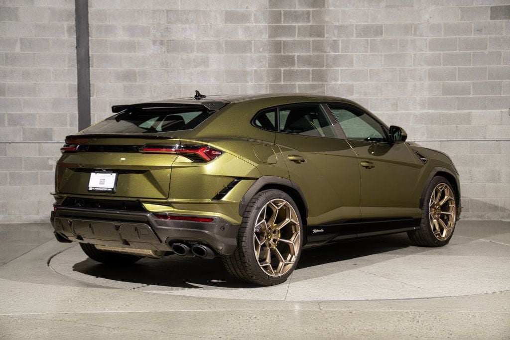 Lamborghini URUS photo 8
