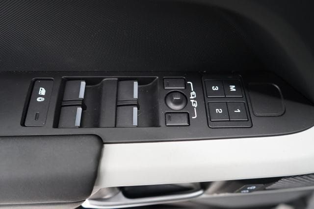 2024 Land Rover Defender 110 P300 - 23077530 - 32
