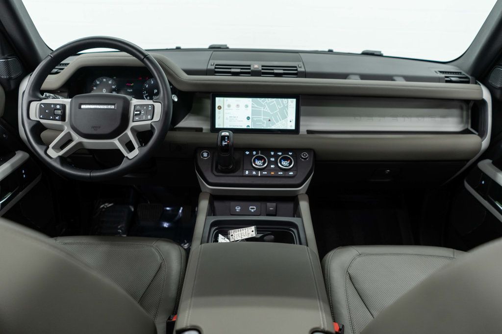 Land Rover Defender photo 10