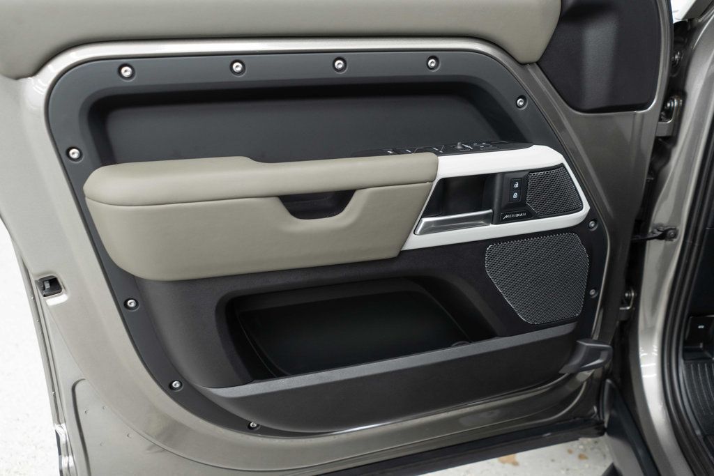 Land Rover Defender photo 15