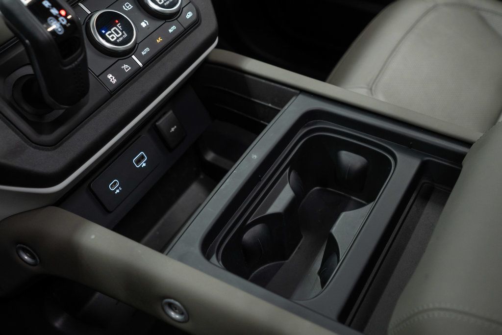 Land Rover Defender photo 18