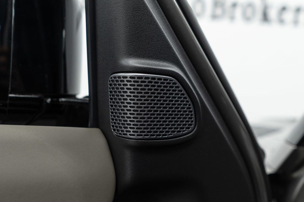 Land Rover Defender photo 48
