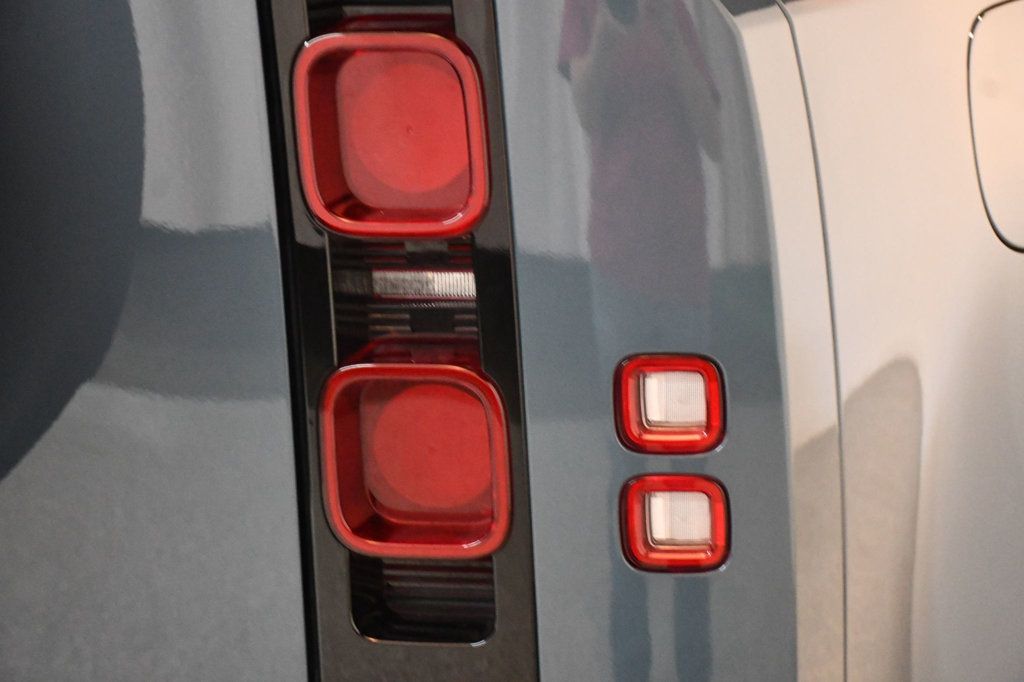 Land Rover Defender photo 15