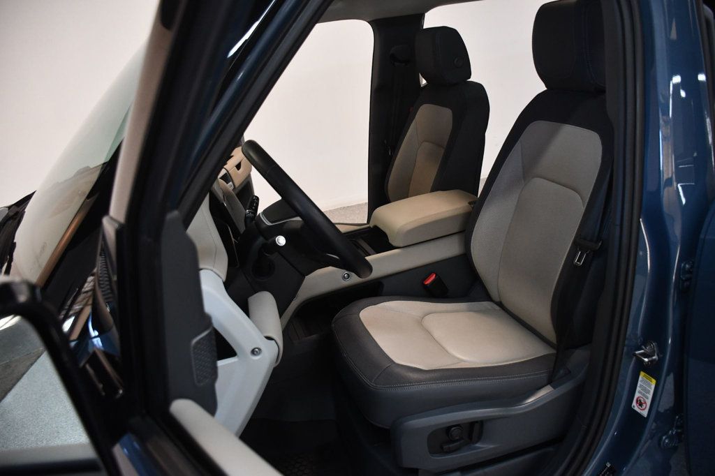 Land Rover Defender photo 31