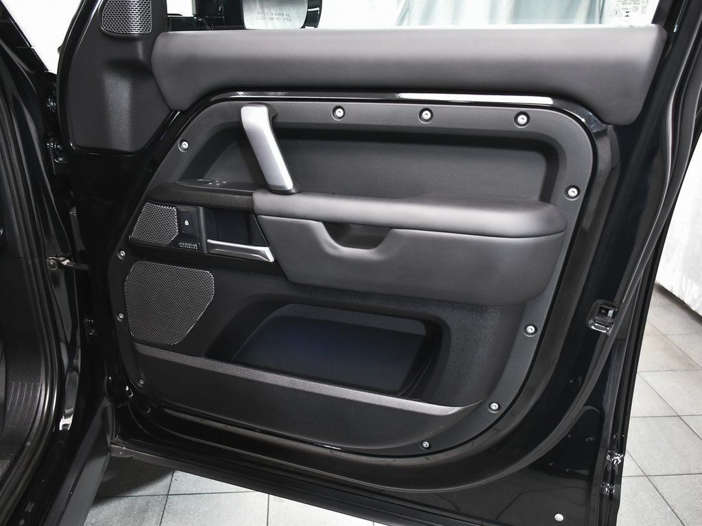 2024 Land Rover Defender 110 V8 photo 11