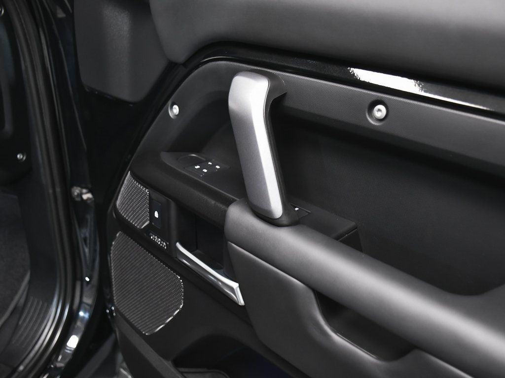 2024 Land Rover Defender 110 V8 photo 12
