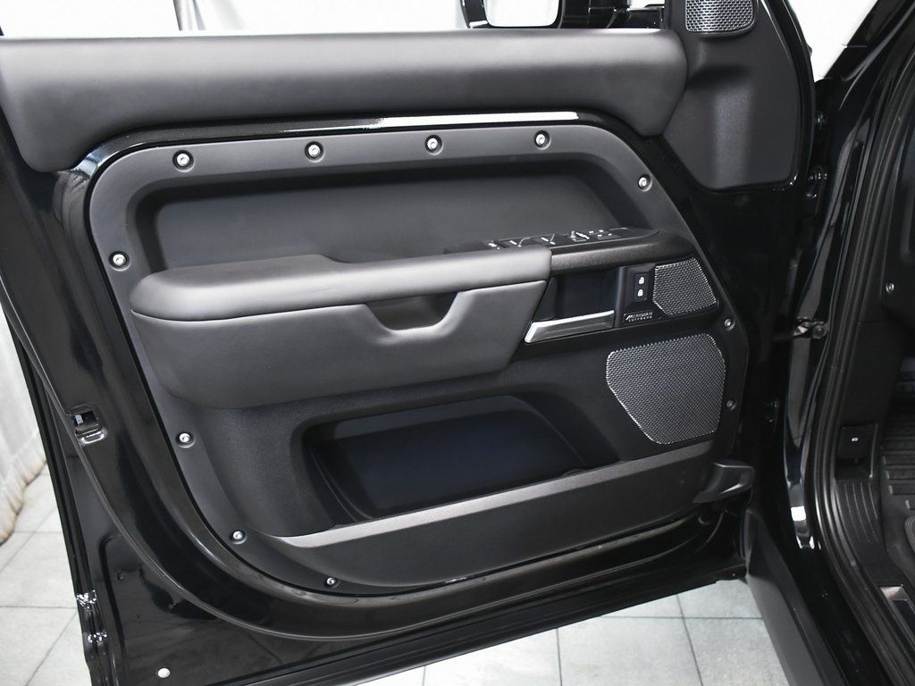 2024 Land Rover Defender 110 V8 photo 5