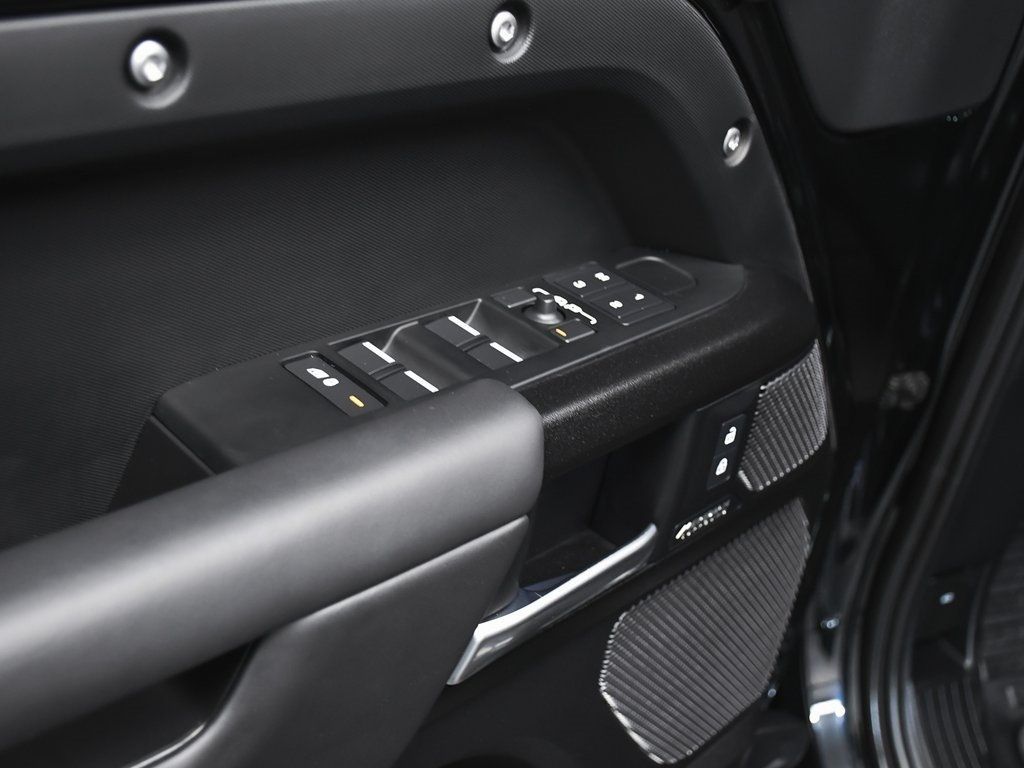2024 Land Rover Defender 110 V8 photo 6