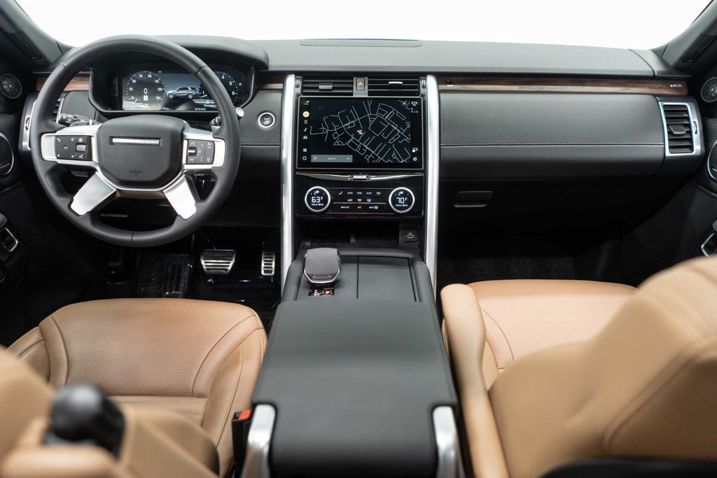 2024 Land Rover Discovery P300 Dynamic SE photo 10