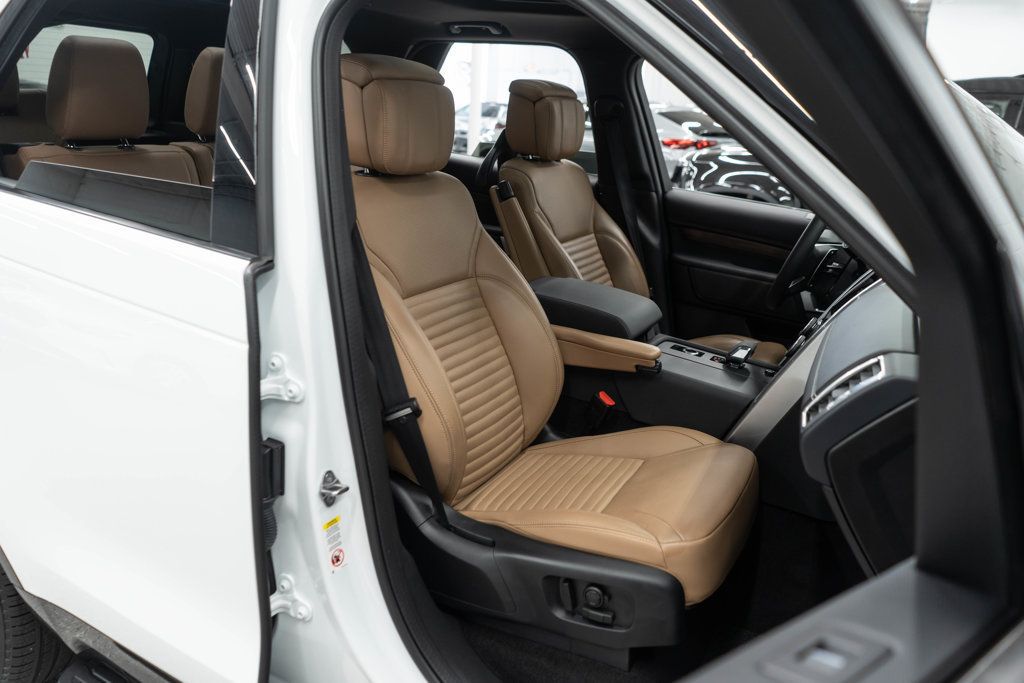 2024 Land Rover Discovery P300 Dynamic SE photo 11