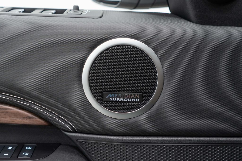 2024 Land Rover Discovery P300 Dynamic SE photo 21