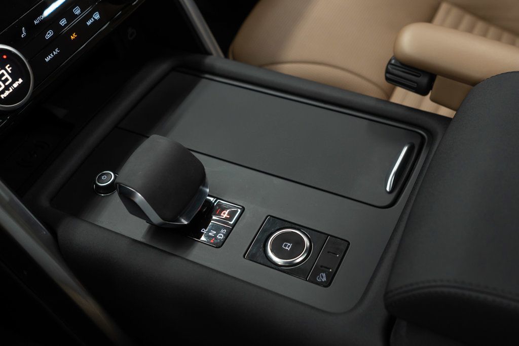 2024 Land Rover Discovery P300 Dynamic SE photo 23