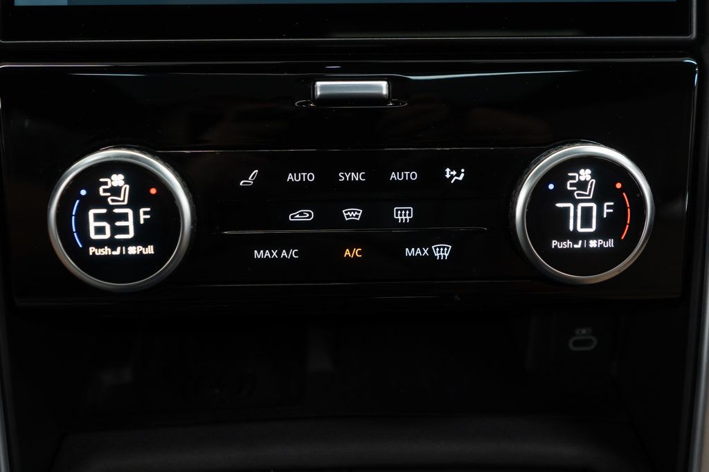 2024 Land Rover Discovery P300 Dynamic SE photo 28