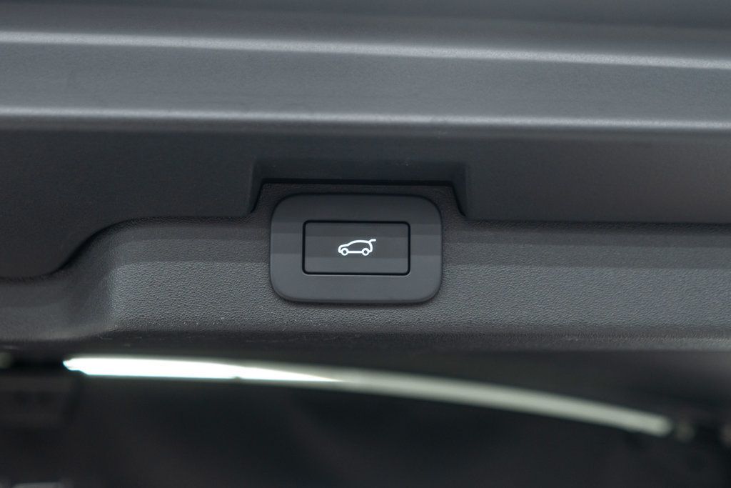 2024 Land Rover Discovery P300 Dynamic SE photo 39