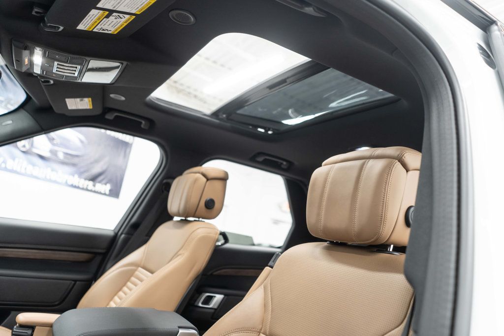 2024 Land Rover Discovery P300 Dynamic SE photo 8