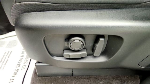 2024 Land Rover Discovery P300 Dynamic SE w/ Comfort & Wellbeing Pack - 23092308 - 11