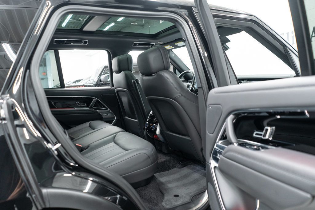 2024 Land Rover Range Rover SE photo 12