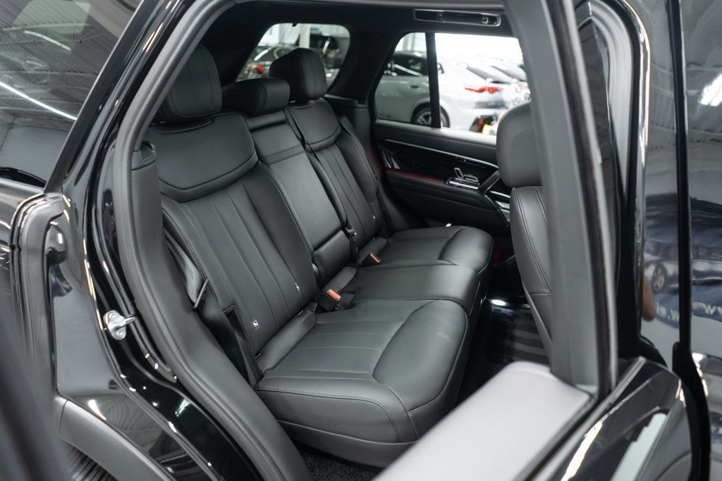 2024 Land Rover Range Rover SE photo 13