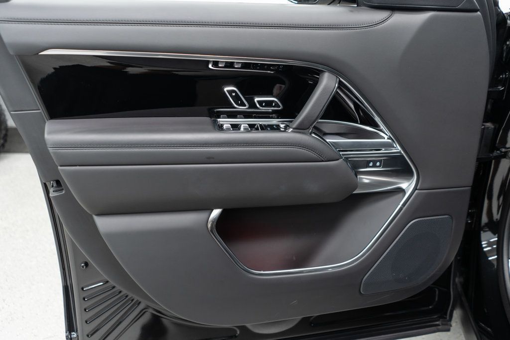 2024 Land Rover Range Rover SE photo 16