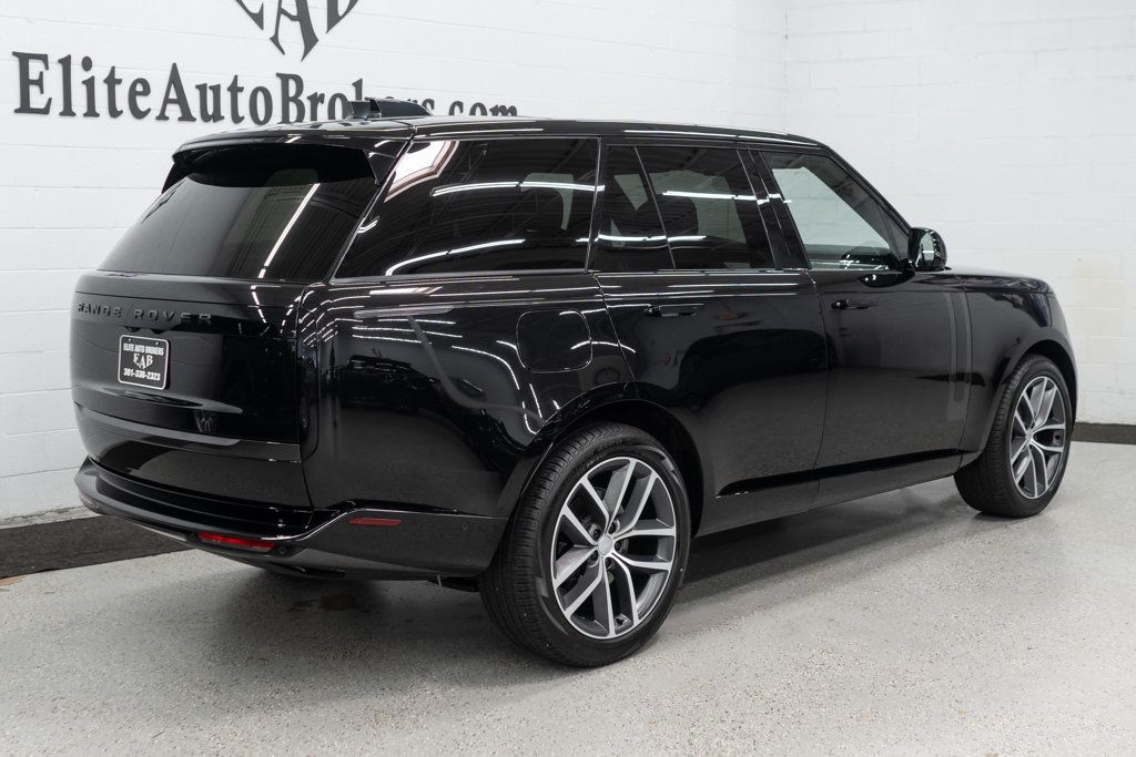 2024 Land Rover Range Rover SE photo 6