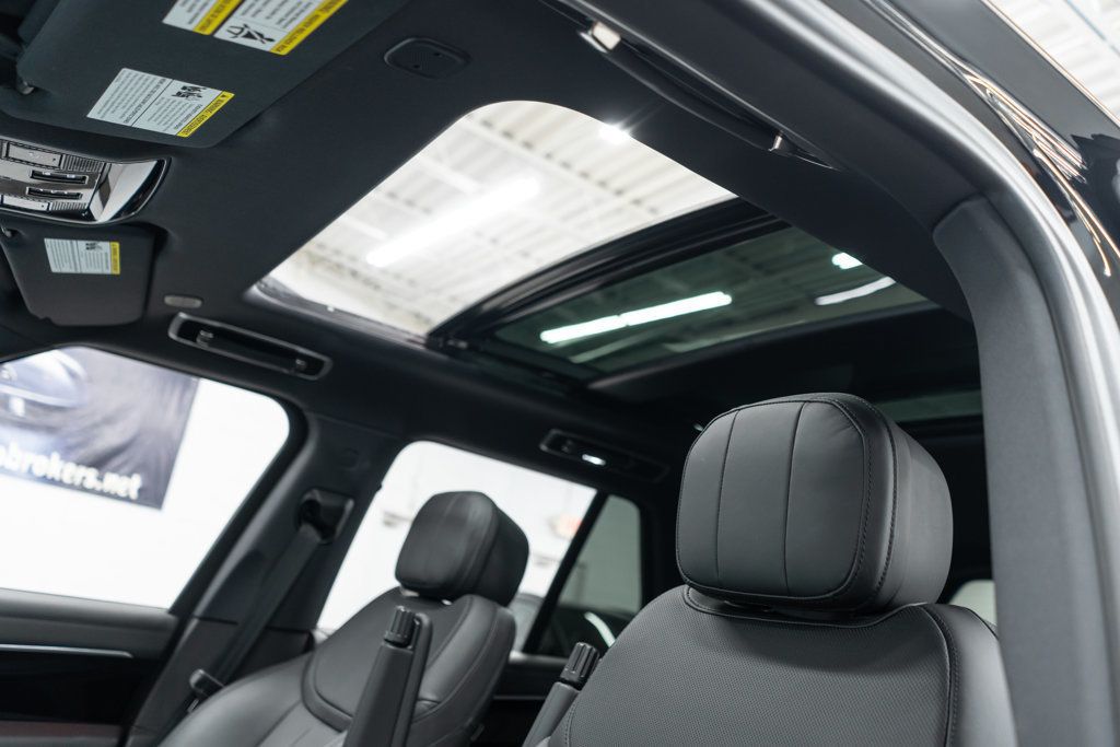 2024 Land Rover Range Rover SE photo 8
