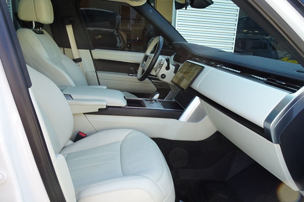 2024 Land Rover Range Rover SE photo 14