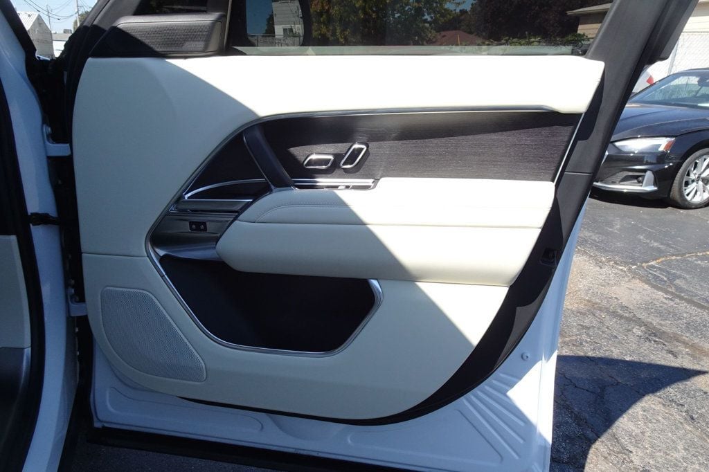 2024 Land Rover Range Rover SE photo 24
