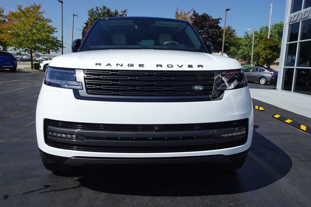 2024 Land Rover Range Rover SE photo 3