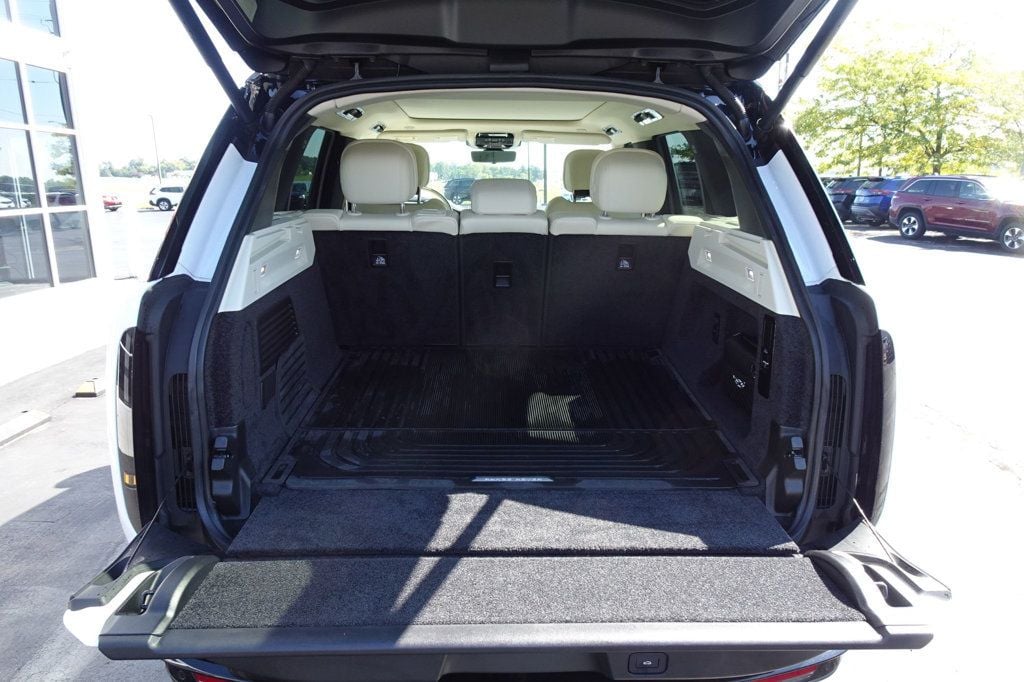 2024 Land Rover Range Rover SE photo 8