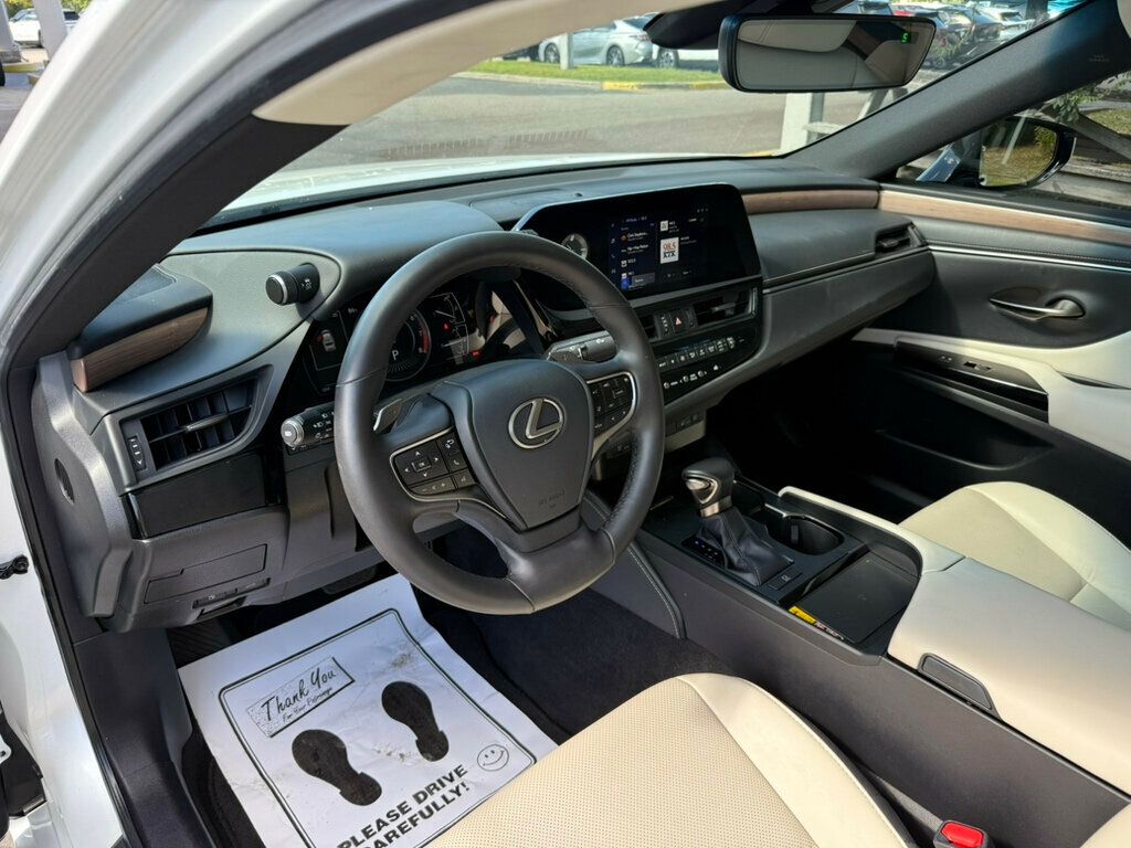 2024 Lexus ES 250 AWD photo 3