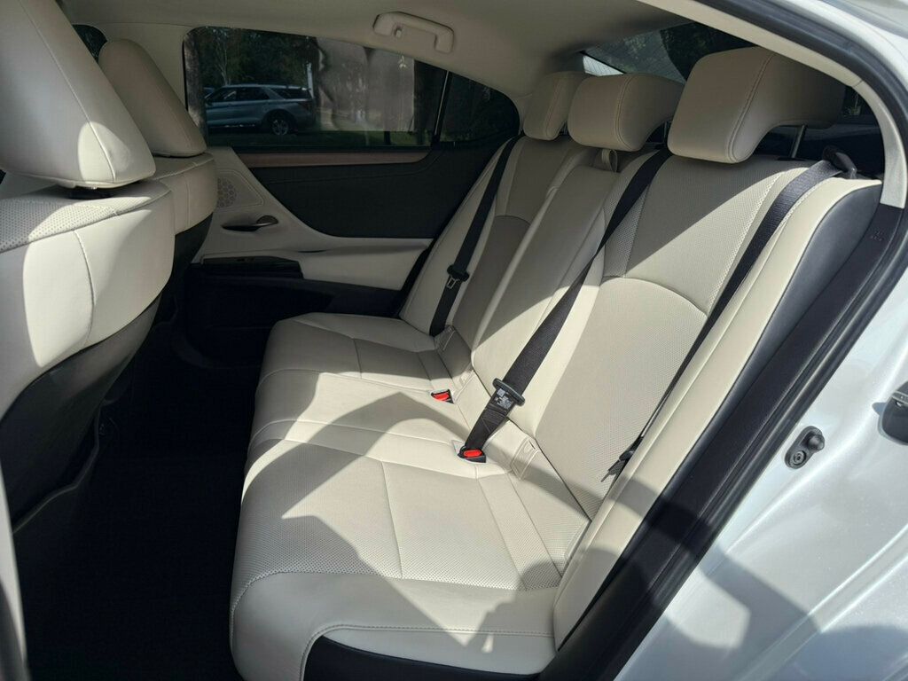 2024 Lexus ES 250 AWD photo 8