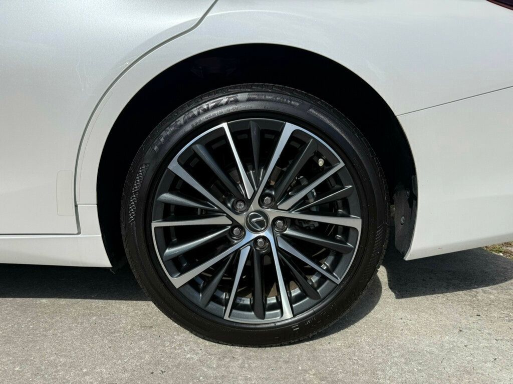 2024 Lexus ES 250 AWD photo 9