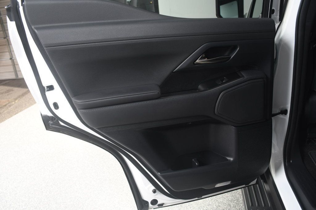 Lexus GX photo 25