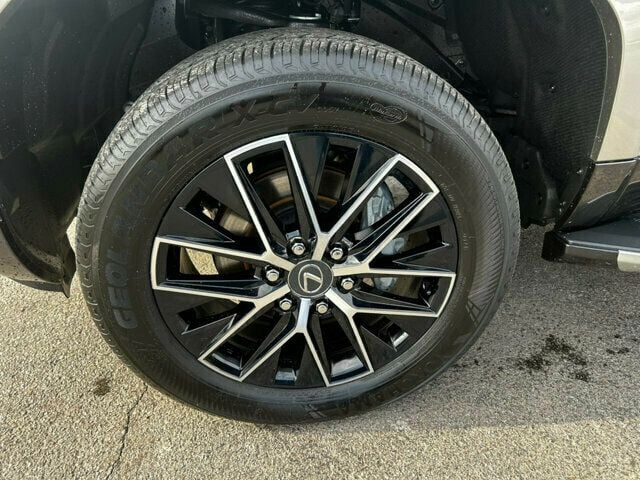 2024 Lexus GX Premium+/HeadsUpDisplay/ColdAreaPkg/TrafficJamAssist/NAV - 22972387 - 32