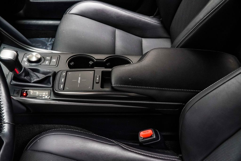 Lexus IS photo 16