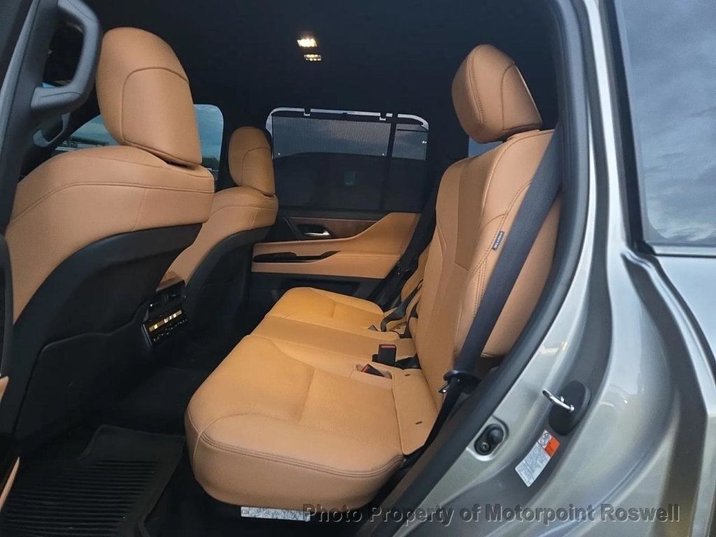 2024 Lexus LX 600 Luxury photo 4